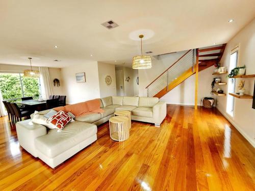 Modern Masterpiece Beautiful St Albans 4BR Home - Tap to explore photos
