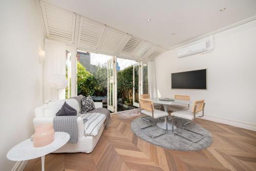 Hazel - the perfect escape in Hawksburn - Tap to explore photos