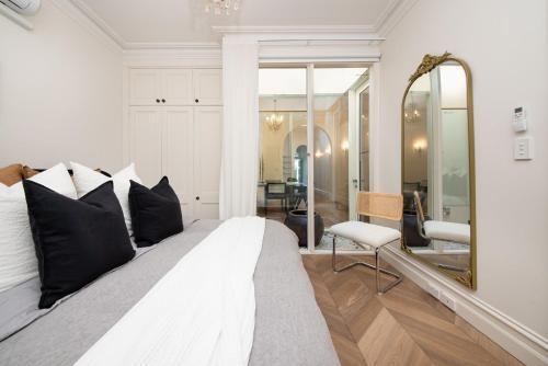 Hazel - the perfect escape in Hawksburn - Tap to explore photos