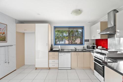 Luxe Double Room - Nearby Stations & Eateries - Shared Bathroom Room Type - Double Room with Shared Bathroom
