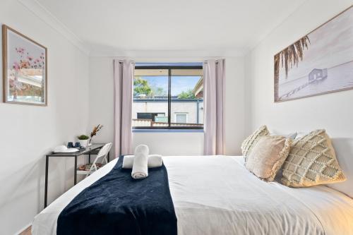 Luxe Double Room - Nearby Stations & Eateries - Shared Bathroom - Tap to explore photos