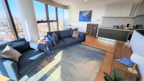 Sky-high South Yarra luxury 2 bed sleeping up to 4 - Tap to explore photos
