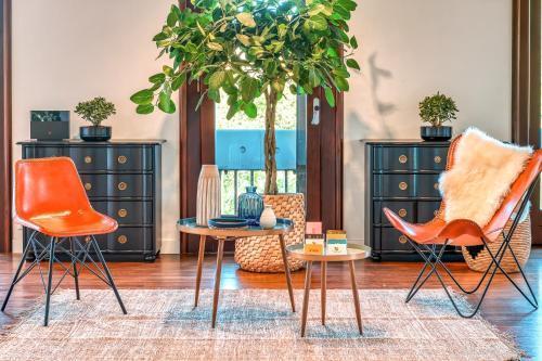 Skylife Art Gallery Loft - Riverfront Art Sanctuary Room Type - Two-Bedroom Apartment Skylife Art Gallery Loft - Riverfront Art Sanctuary Room Type - Two-Bedroom Apartment