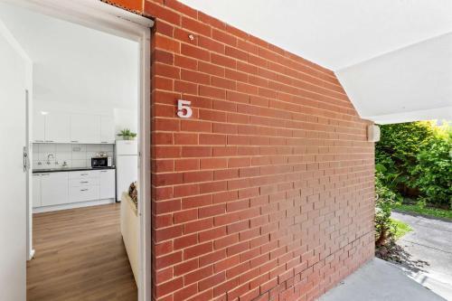 Spacious 1-Bedroom Apartment with Car Space - Tap to explore photos