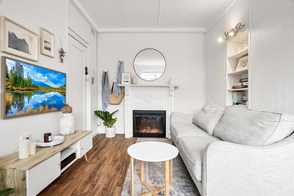 Charming 1-bed With Fireplace by the Beach - Tap to explore photos