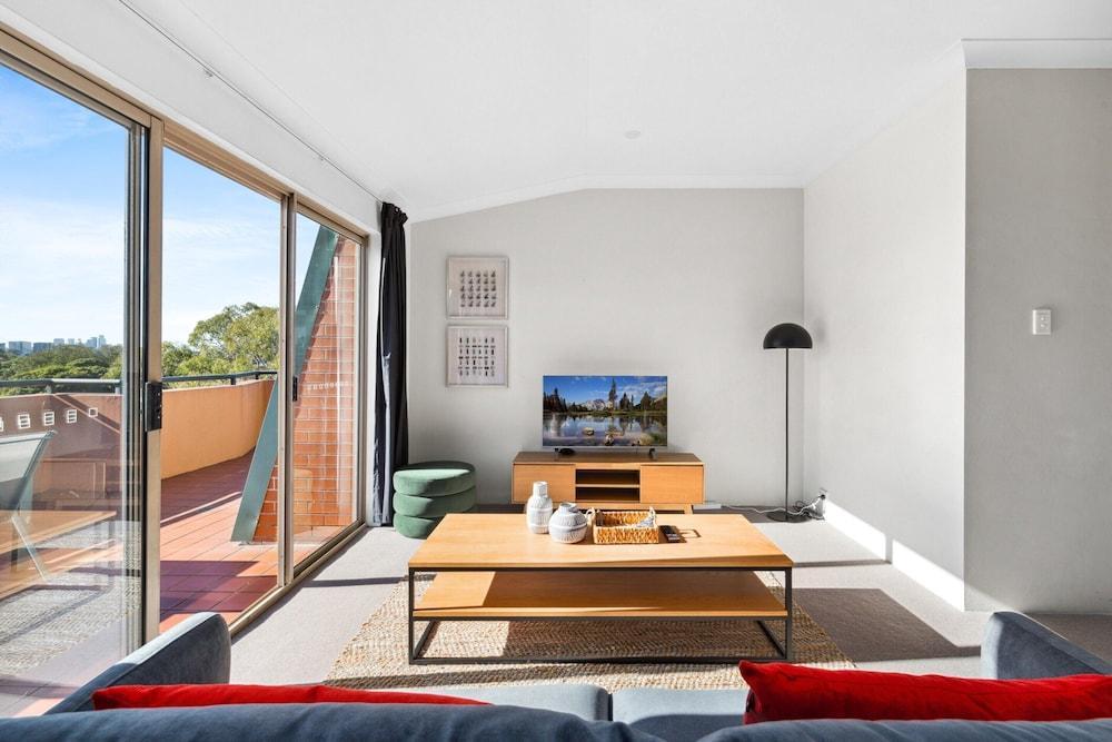 Spacious Inner-west 2-bed With Alfresco Dining - Tap to explore photos