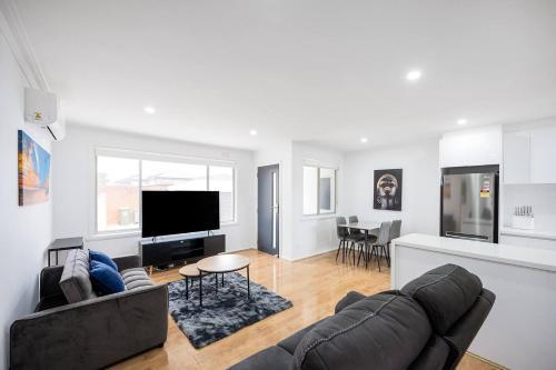 A Private Hideaway with Large Backyard and CarParks