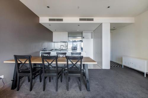 Modern Nomads Waterfront Residence Near Casino with River View - Tap to explore photos