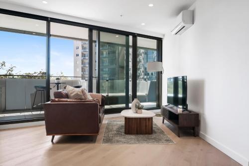 Stunning CBD Pad Best City Location with Gym, Pool - Tap to explore photos