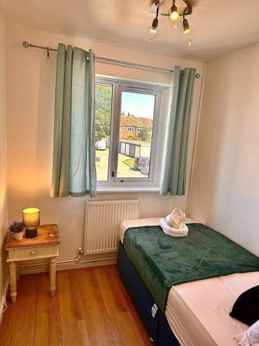 3 BEDROOM, FREE PARKING, WiFi, COSY, 5-BED HOUSE WITH GARDEN - Tap to explore photos