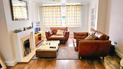 3 BEDROOM, FREE PARKING, WiFi, COSY, 5-BED HOUSE WITH GARDEN - Tap to explore photos