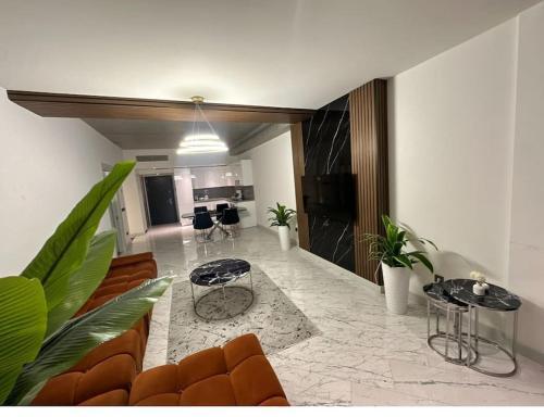 Stunning skyview luxury apt floor 40 plus - Tap to explore photos