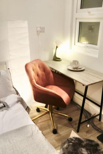 Picturesque City Cabin - Own Entry - Professional - Tap to explore photos