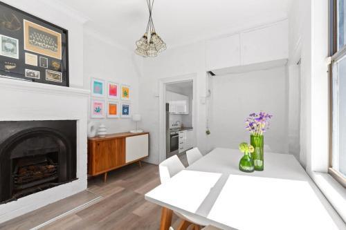 Peaceful 2 bedroom with private backyard and BBQ - Tap to explore photos
