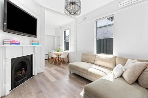 Peaceful 2 bedroom with private backyard and BBQ - Tap to explore photos