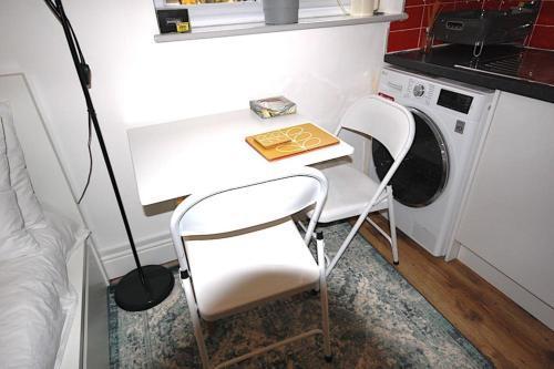 St 4 - Cosy, Modern Studio Apartment N4 - 11mins Tube - Tap to explore photos