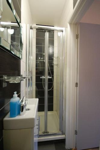 St 4 - Cosy, Modern Studio Apartment N4 - 11mins Tube - Tap to explore photos