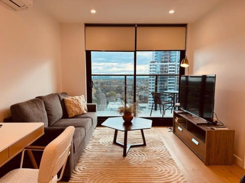 Cozy 1-Bed Flat with City Views - Tap to explore photos