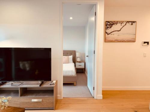 Cozy 1-Bed Flat with City Views - Tap to explore photos