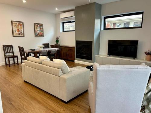 Modern Home - gr8 4 groups - Tap to explore photos