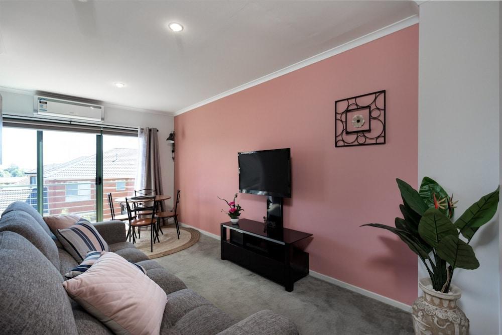 Snug 2-bed Townhouse Near Bustling Shops - Tap to explore photos