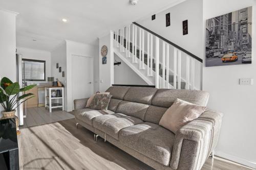 Snug 2-bed Townhouse Near Bustling Shops - Tap to explore photos