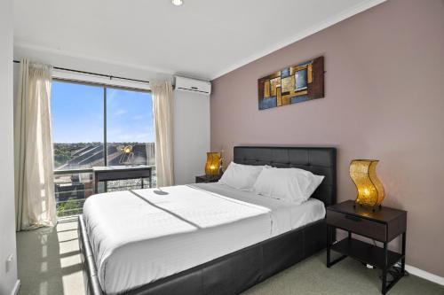 Snug 2-bed Townhouse Near Bustling Shops - Tap to explore photos
