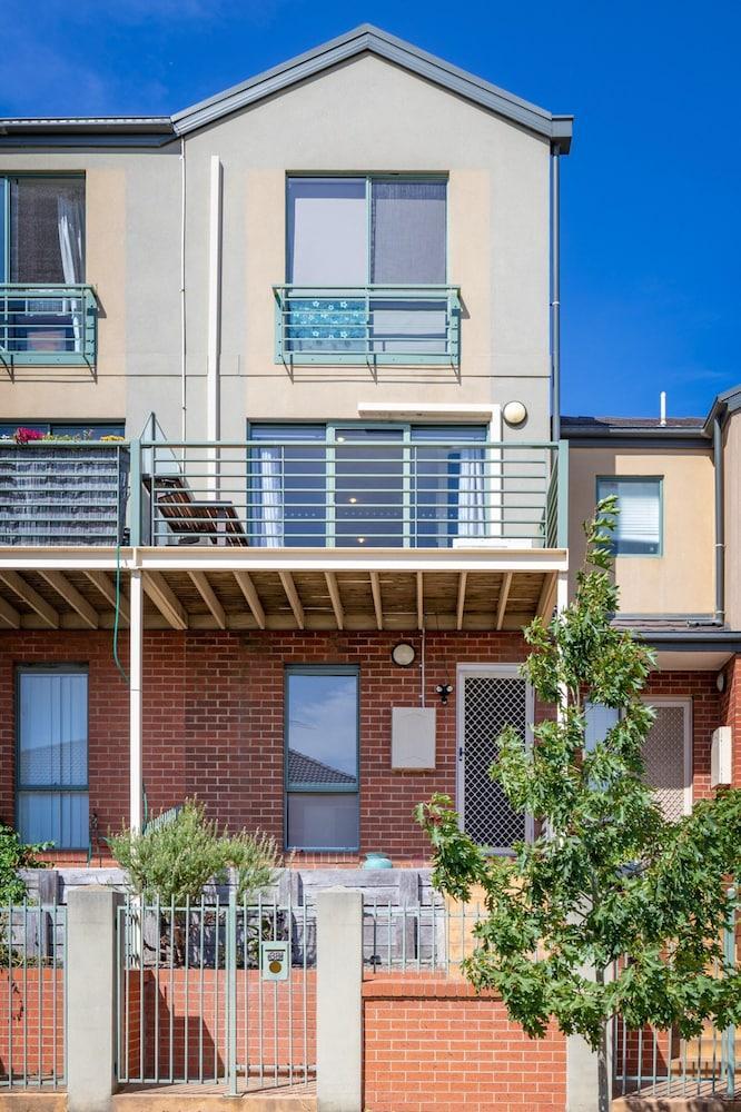 Snug 2-bed Townhouse Near Bustling Shops