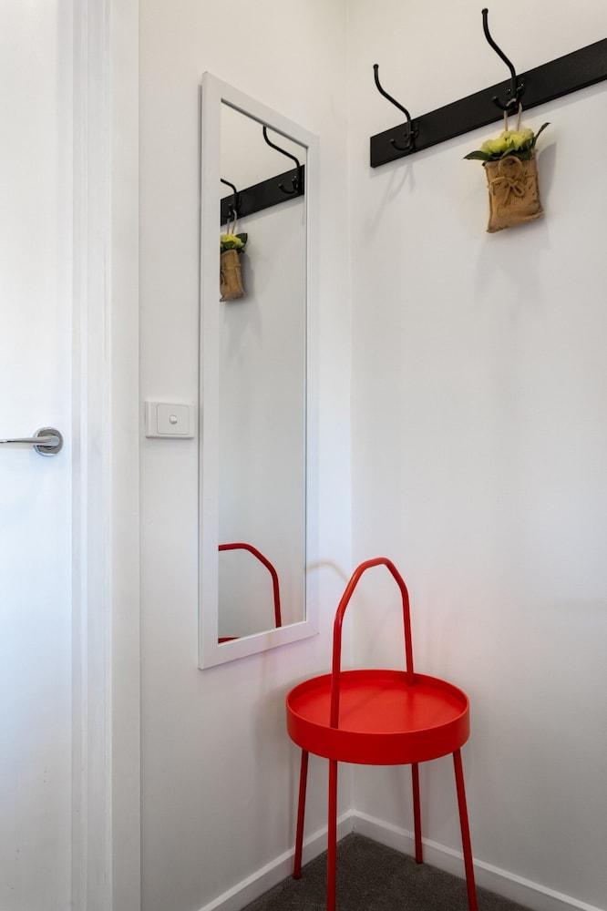 Snug 2-bed Townhouse Near Bustling Shops - Tap to explore photos