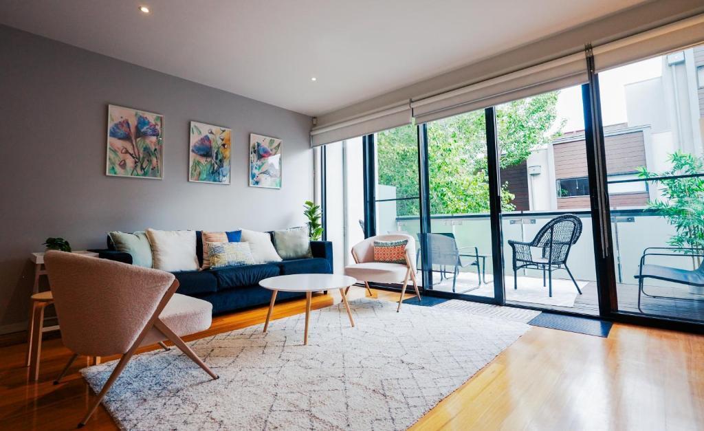 Spacious Richmond Home - Walk to MCG, Venues & CBD - Tap to explore photos