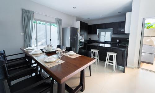 5 star Spacious & Bright 4BR House with cinema - Tap to explore photos