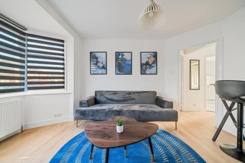 2 Bed Luxury Parking and Garden - Close to Heathrow - Tap to explore photos