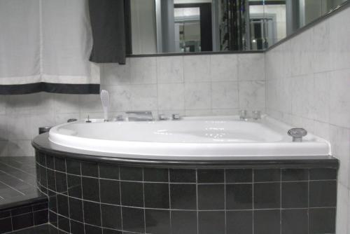 Luxury Apartment with Spa and Free Parking - Tap to explore photos