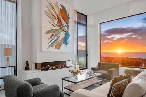 OMG the Views! Your Luxury Bay Retreat Awaits! - Tap to explore photos