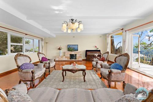 Spacious 4-Bed Home Water Views in Castle Cove - Tap to explore photos