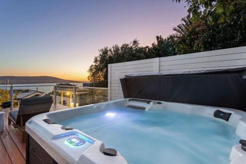The Peak of Mt Martha Spa and Sunset Views - Tap to explore photos