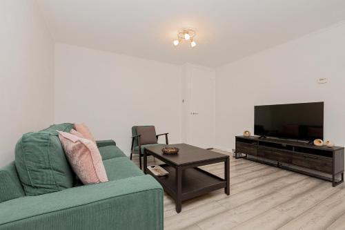 2BR with parking, Mill Hill, NW London, 10min Tube - Tap to explore photos