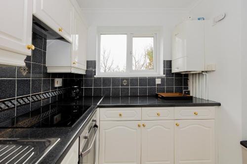 2BR with parking, Mill Hill, NW London, 10min Tube - Tap to explore photos