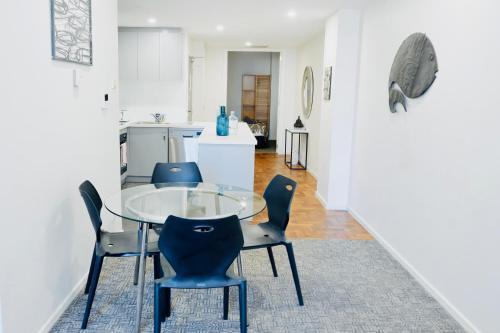 Two Bedroom Treasure on William - Sleeps 4 - Tap to explore photos