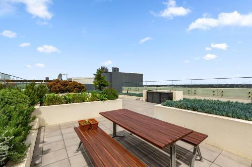 Luxe 2-bed: Modern Interiors, Balcony & BBQ Area - Tap to explore photos