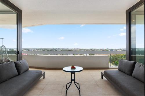 Luxe 2-bed: Modern Interiors, Balcony & BBQ Area - Tap to explore photos