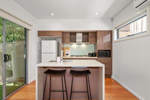 Relaxing Getaway Oasis with Patio in Charming Kew - Tap to explore photos