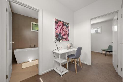 Relaxing Getaway Oasis with Patio in Charming Kew