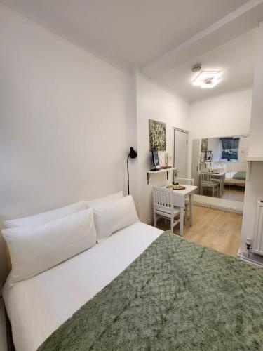 St 6 - 2 min Walk from Tube Cozy Studio Apartment - Tap to explore photos
