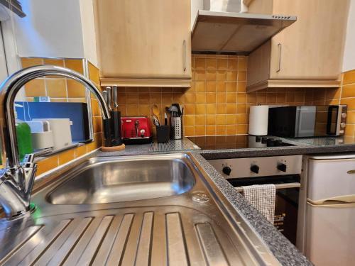St 6 - 2 min Walk from Tube Cozy Studio Apartment - Tap to explore photos