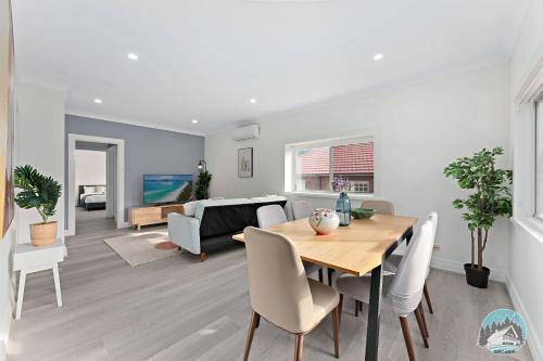 Stylish 4-Bed Loft in Manly Walk to Beach & Ferry - Tap to explore photos