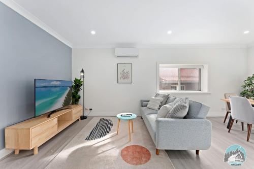 Stylish 4-Bed Loft in Manly Walk to Beach & Ferry - Tap to explore photos