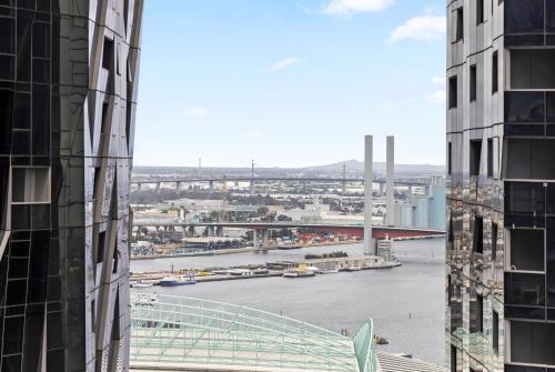 New Stylish Westside Place, Heated Pool, Gym, Sauna, Steam