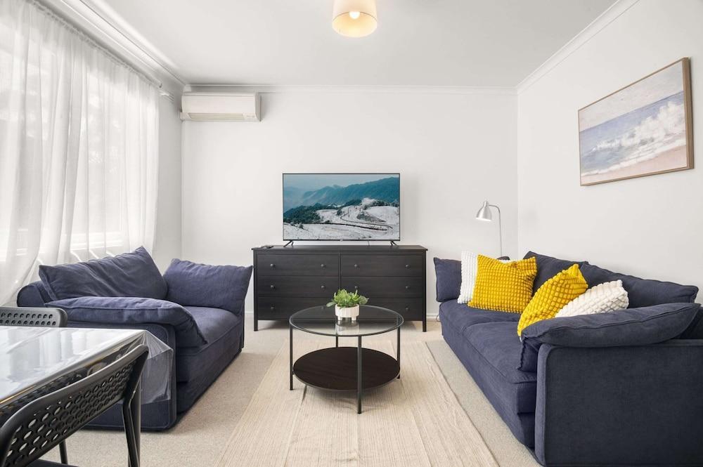 Sleek Richmond 1-bed Close to Everything - Tap to explore photos
