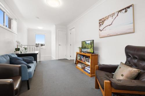 KozyGuru Austral Convenient 4 x Ensuite House - Tap to explore photos